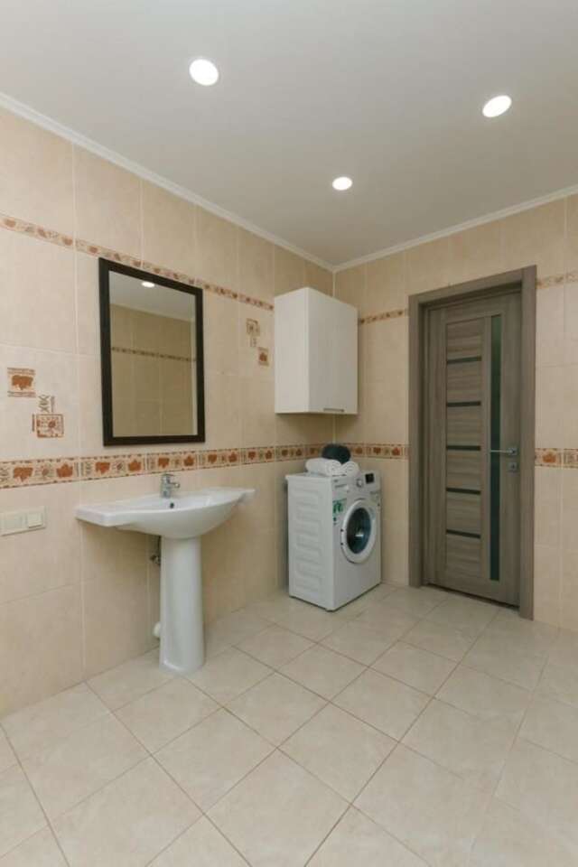 Апартаменты New spacious apartment. Obolonskaya Embankment. golf Club Киев-13